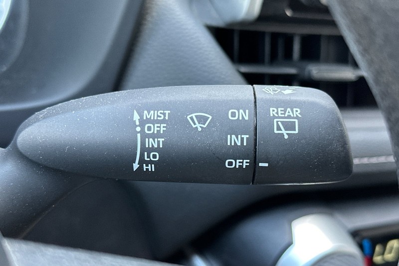 Toyota RAV4 Vehicle Full-screen Gallery Image 40