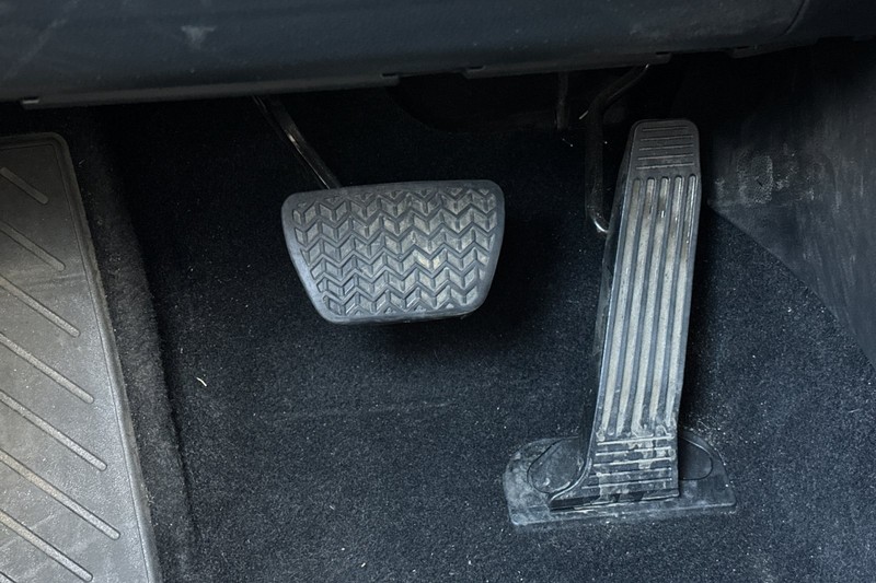 Toyota RAV4 Vehicle Full-screen Gallery Image 45