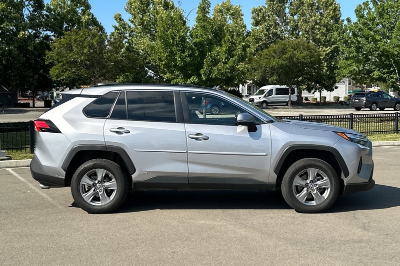 Toyota RAV4 Vehicle Full-screen Gallery Image 03