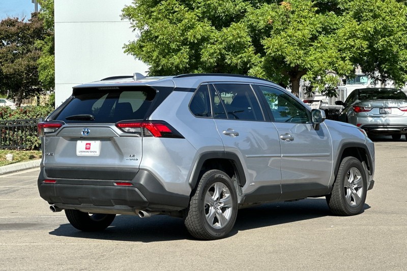 Toyota RAV4 Vehicle Full-screen Gallery Image 04