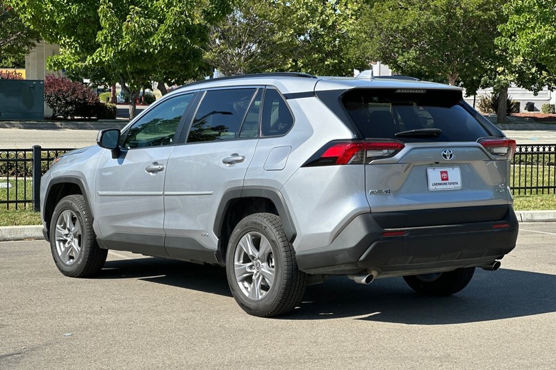 Toyota RAV4 Vehicle Full-screen Gallery Image 06