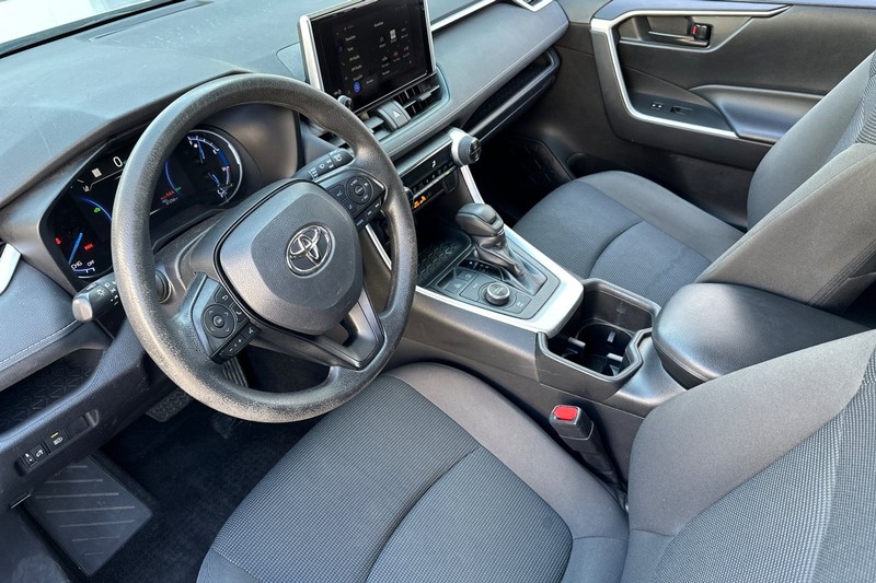 Toyota RAV4 Vehicle Full-screen Gallery Image 11