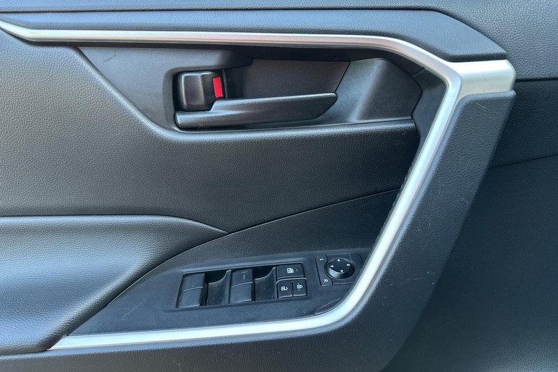 Toyota RAV4 Vehicle Full-screen Gallery Image 12