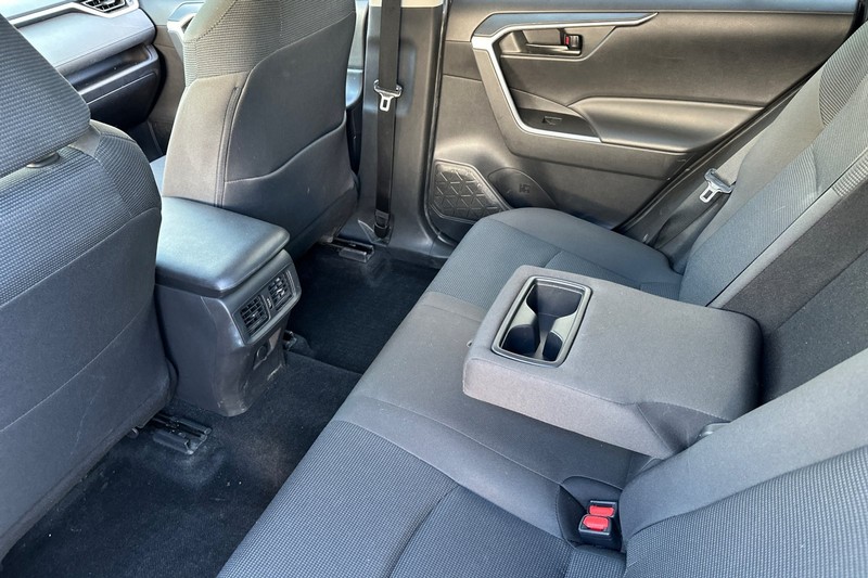 Toyota RAV4 Vehicle Full-screen Gallery Image 15