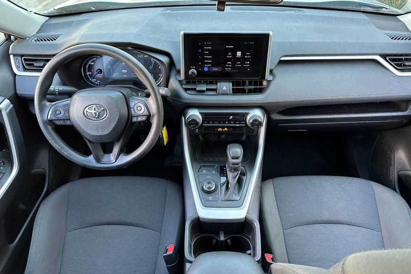 Toyota RAV4 Vehicle Full-screen Gallery Image 16