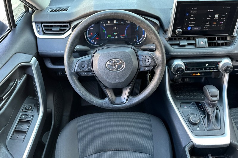 Toyota RAV4 Vehicle Full-screen Gallery Image 17