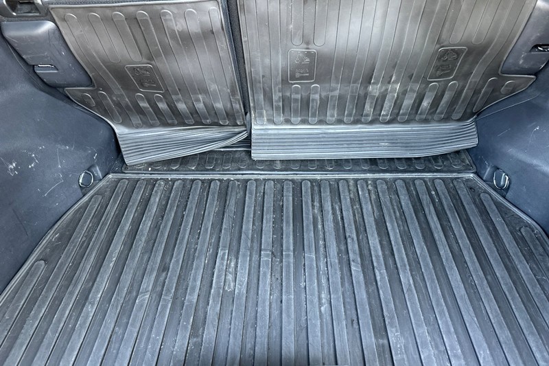 Toyota RAV4 Vehicle Full-screen Gallery Image 18