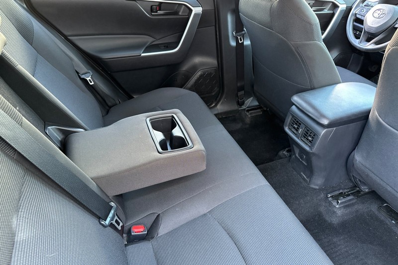 Toyota RAV4 Vehicle Full-screen Gallery Image 19