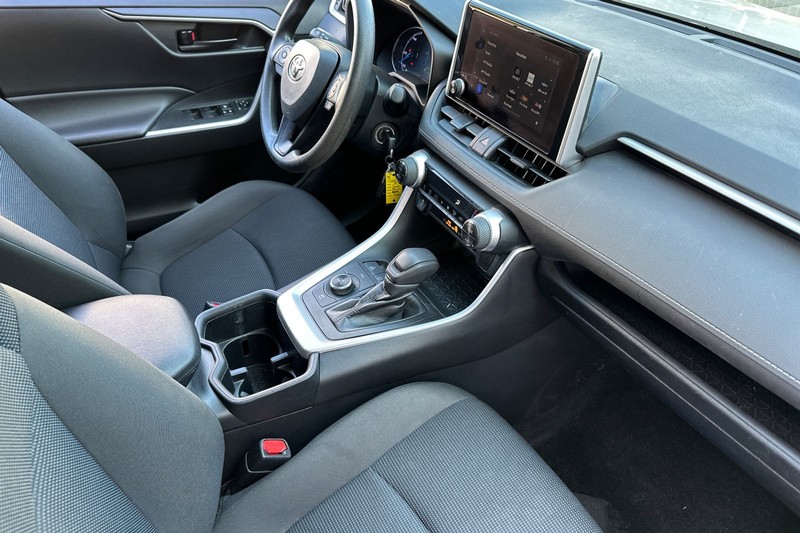 Toyota RAV4 Vehicle Full-screen Gallery Image 20