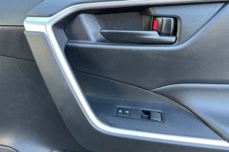 Toyota RAV4 Vehicle Full-screen Gallery Image 22