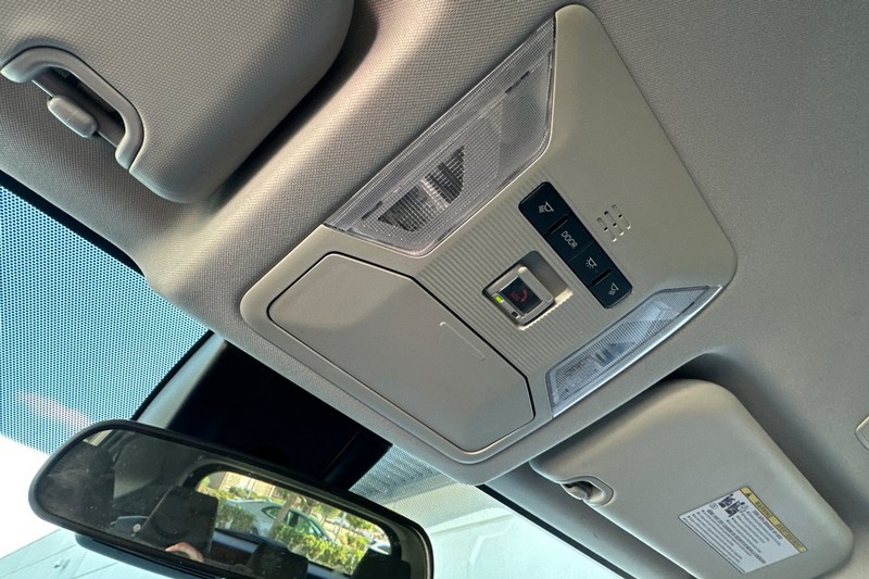 Toyota RAV4 Vehicle Full-screen Gallery Image 25