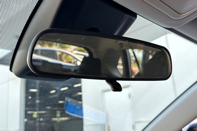 Toyota RAV4 Vehicle Full-screen Gallery Image 26