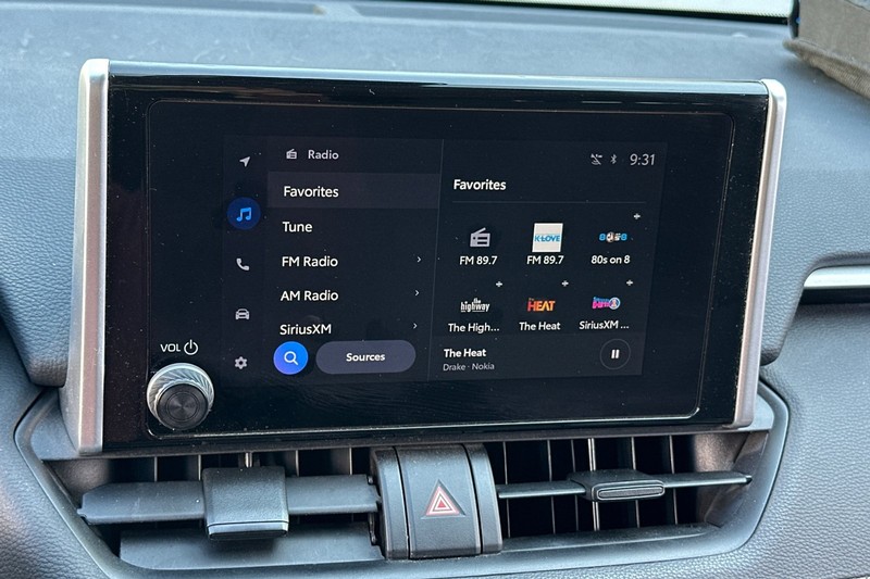 Toyota RAV4 Vehicle Full-screen Gallery Image 27
