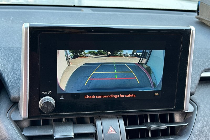 Toyota RAV4 Vehicle Full-screen Gallery Image 28