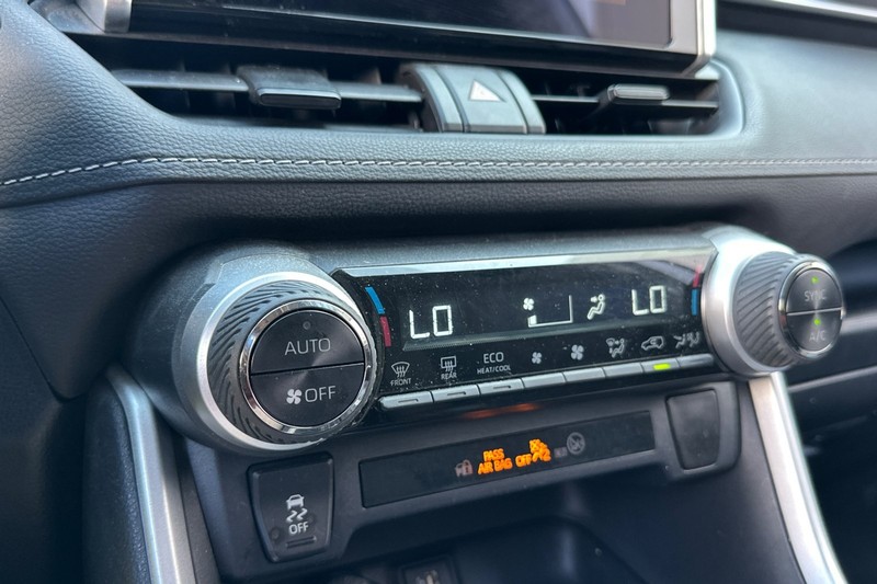Toyota RAV4 Vehicle Full-screen Gallery Image 29