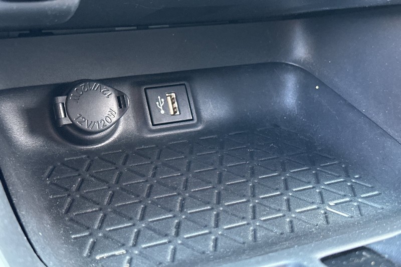 Toyota RAV4 Vehicle Full-screen Gallery Image 30