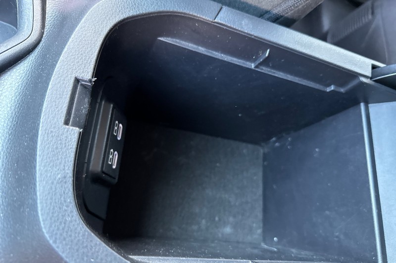 Toyota RAV4 Vehicle Full-screen Gallery Image 32
