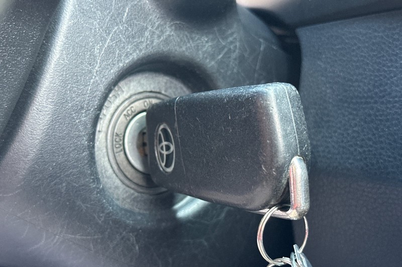 Toyota RAV4 Vehicle Full-screen Gallery Image 34