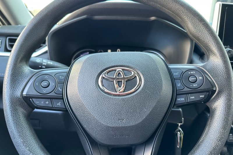 Toyota RAV4 Vehicle Full-screen Gallery Image 35