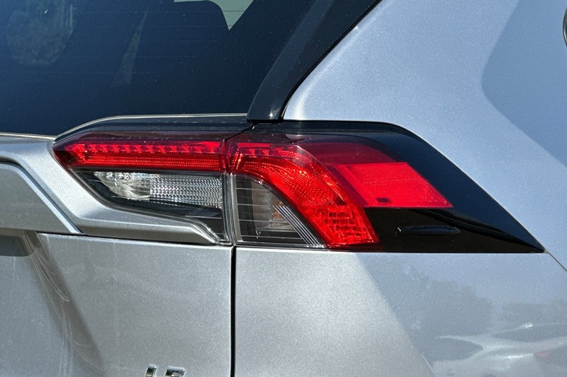 Toyota RAV4 Vehicle Full-screen Gallery Image 50