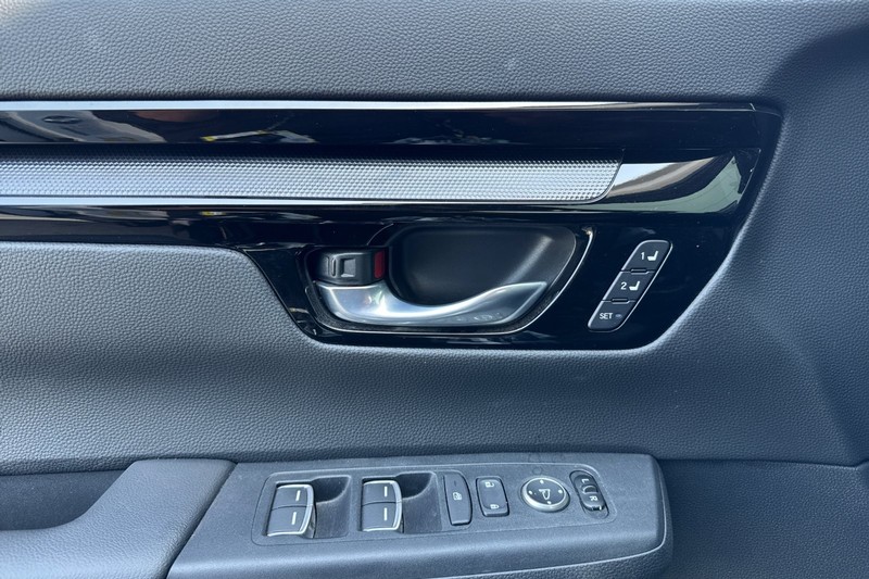 Honda CR-V Hybrid Vehicle Full-screen Gallery Image 11