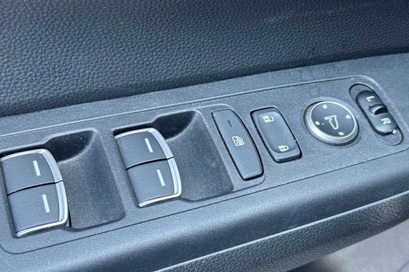 Honda CR-V Hybrid Vehicle Full-screen Gallery Image 12