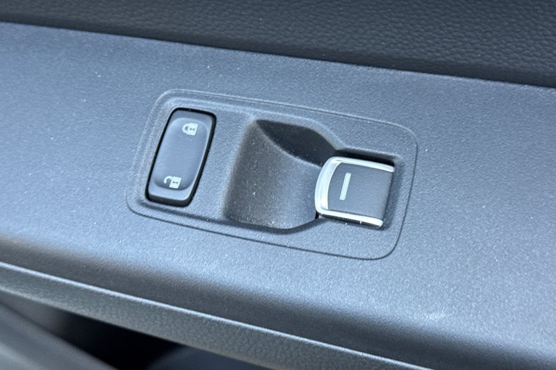 Honda CR-V Hybrid Vehicle Full-screen Gallery Image 22