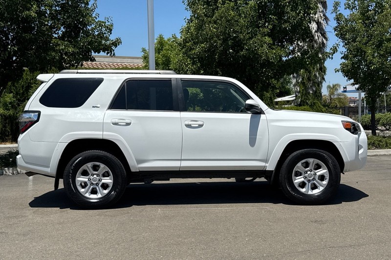 Toyota 4Runner Vehicle Full-screen Gallery Image 03