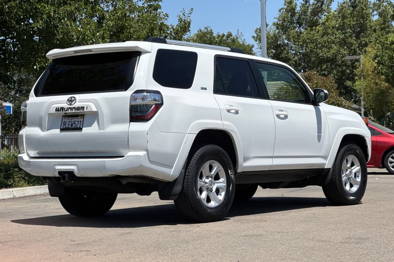 Toyota 4Runner Vehicle Full-screen Gallery Image 04