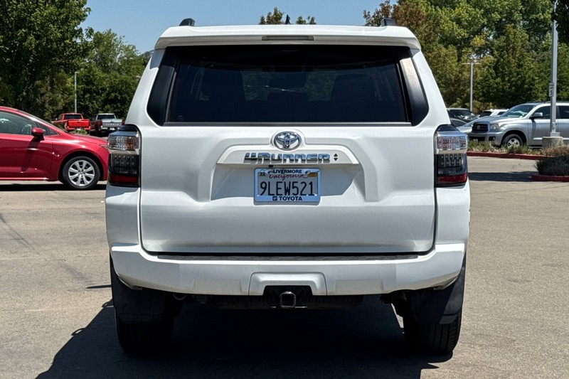 Toyota 4Runner Vehicle Full-screen Gallery Image 05
