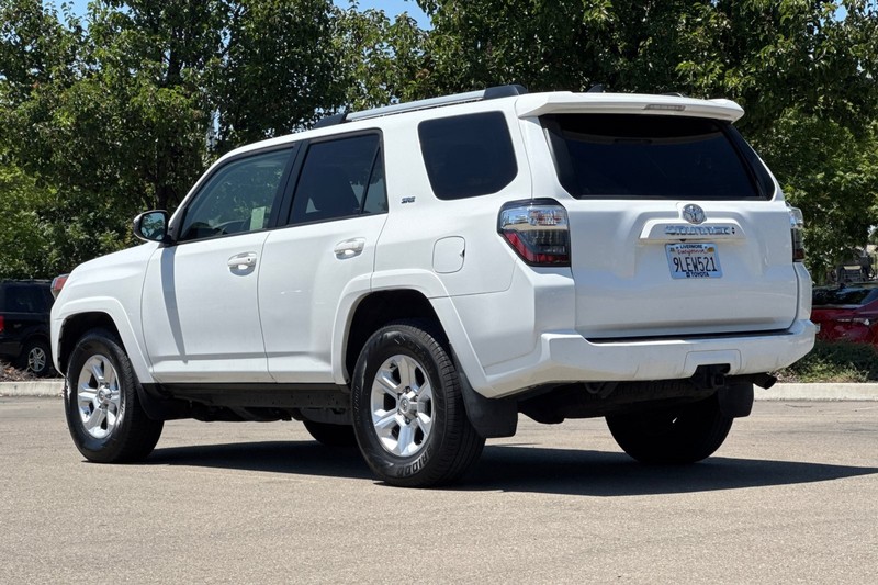 Toyota 4Runner Vehicle Full-screen Gallery Image 06
