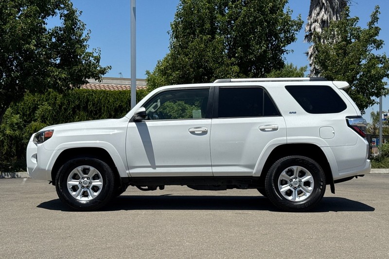Toyota 4Runner Vehicle Full-screen Gallery Image 07