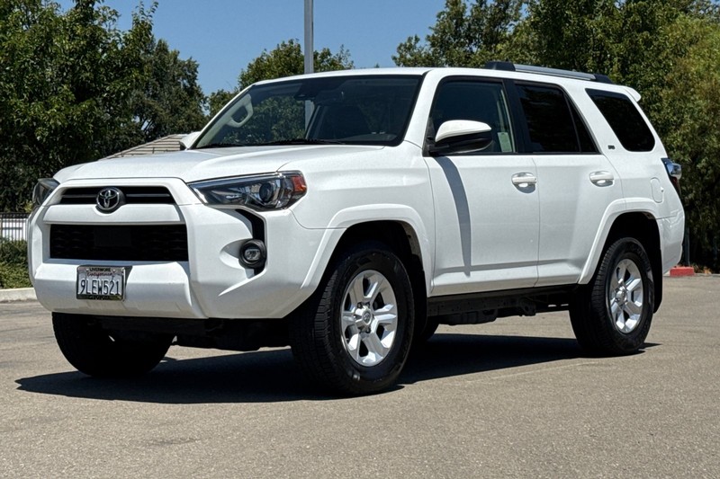 Toyota 4Runner Vehicle Full-screen Gallery Image 08