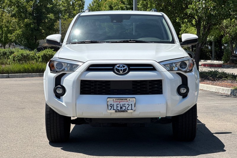 Toyota 4Runner Vehicle Full-screen Gallery Image 09