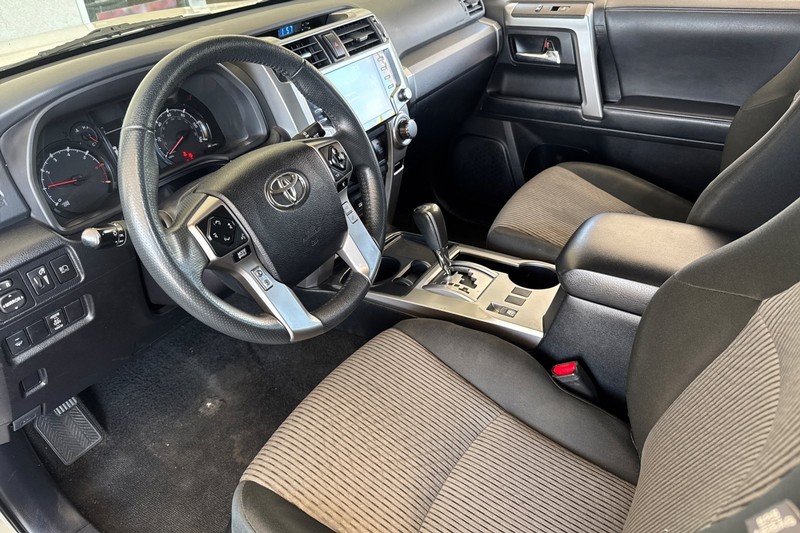 Toyota 4Runner Vehicle Full-screen Gallery Image 10