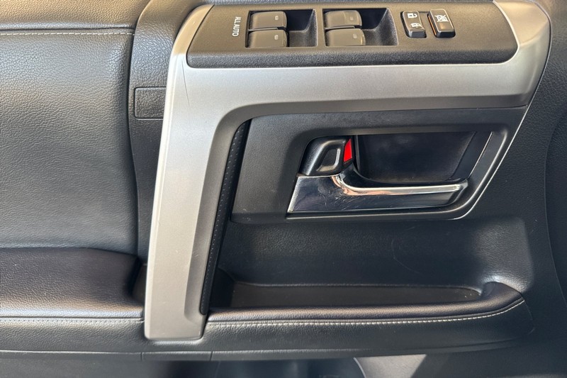 Toyota 4Runner Vehicle Full-screen Gallery Image 11