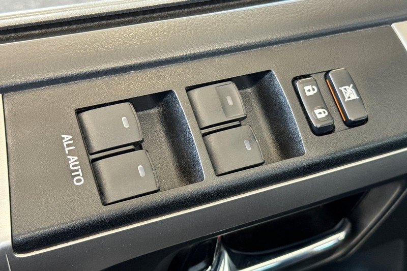 Toyota 4Runner Vehicle Full-screen Gallery Image 12