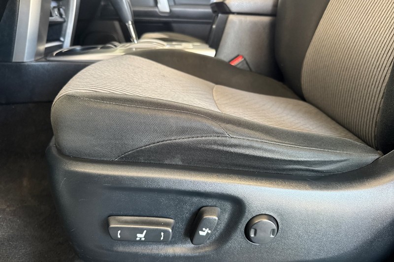 Toyota 4Runner Vehicle Full-screen Gallery Image 13