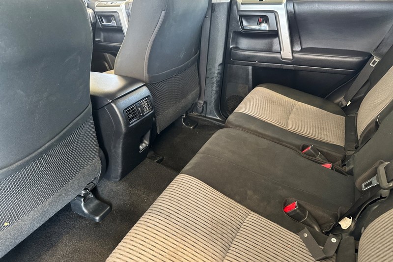Toyota 4Runner Vehicle Full-screen Gallery Image 14