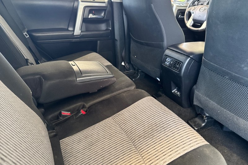 Toyota 4Runner Vehicle Full-screen Gallery Image 19