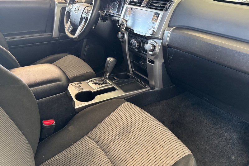 Toyota 4Runner Vehicle Full-screen Gallery Image 20