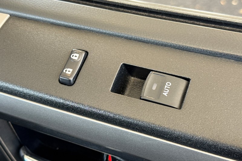 Toyota 4Runner Vehicle Full-screen Gallery Image 23