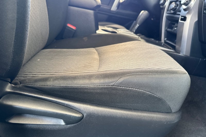 Toyota 4Runner Vehicle Full-screen Gallery Image 24