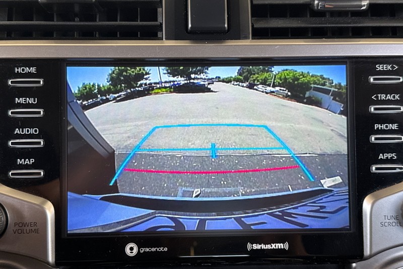 Toyota 4Runner Vehicle Full-screen Gallery Image 28