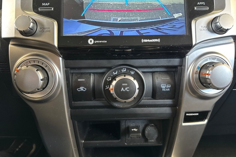 Toyota 4Runner Vehicle Full-screen Gallery Image 29