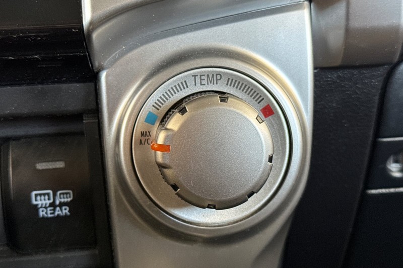 Toyota 4Runner Vehicle Full-screen Gallery Image 31