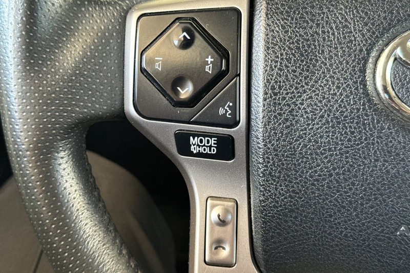 Toyota 4Runner Vehicle Full-screen Gallery Image 37