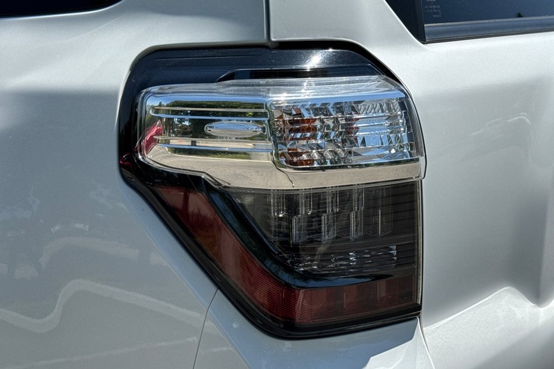 Toyota 4Runner Vehicle Full-screen Gallery Image 49