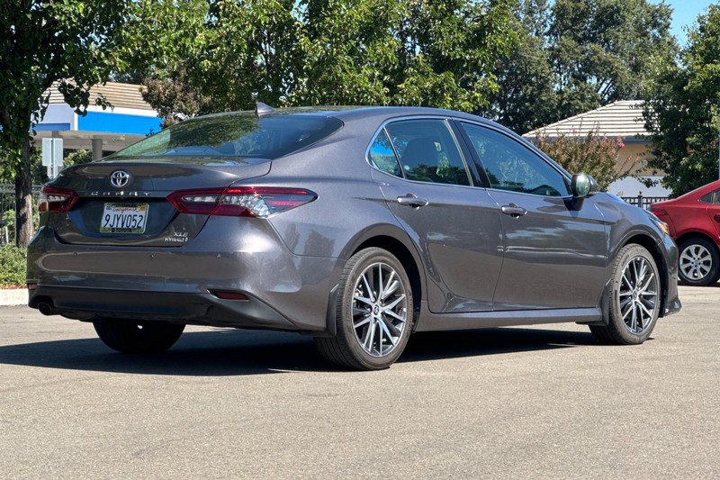 Toyota Camry Vehicle Full-screen Gallery Image 04