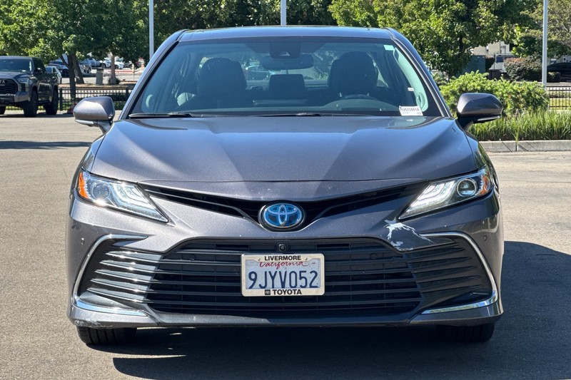 Toyota Camry Vehicle Full-screen Gallery Image 09